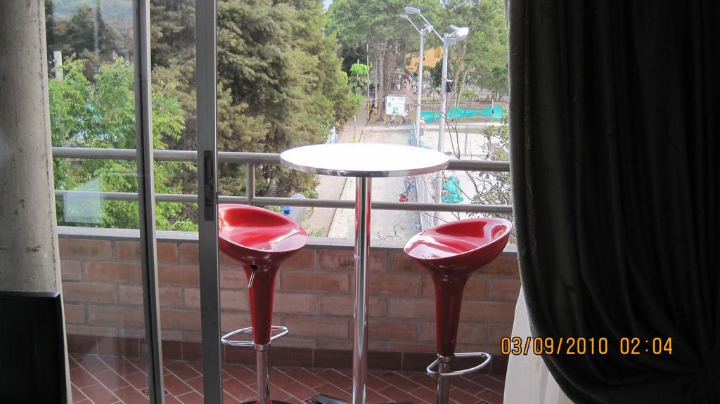 International House Co-Living Hostel Меделин Екстериор снимка