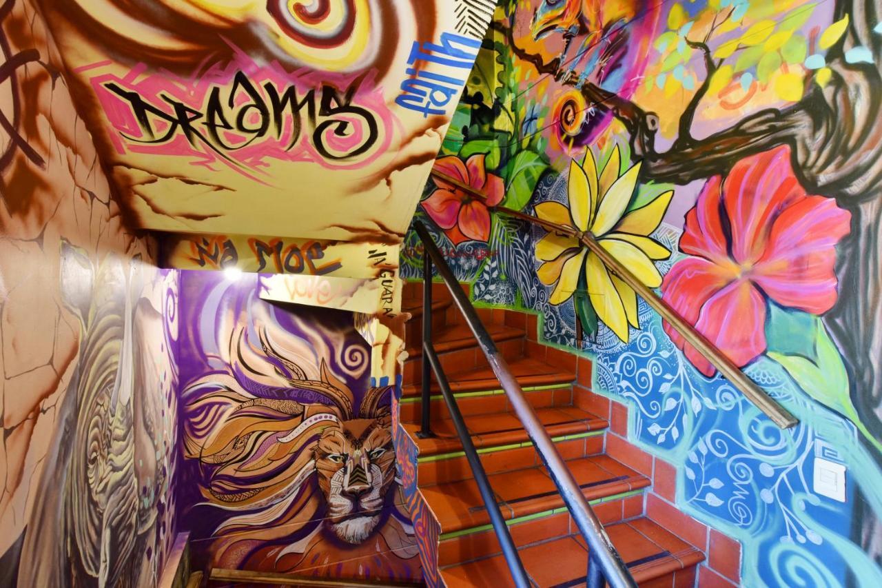 International House Co-Living Hostel Меделин Екстериор снимка