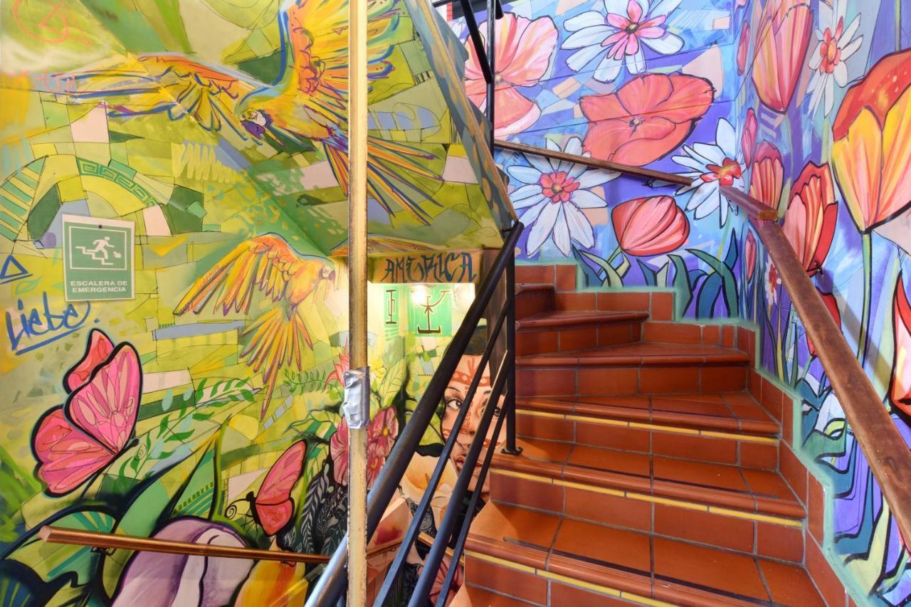 International House Co-Living Hostel Меделин Екстериор снимка
