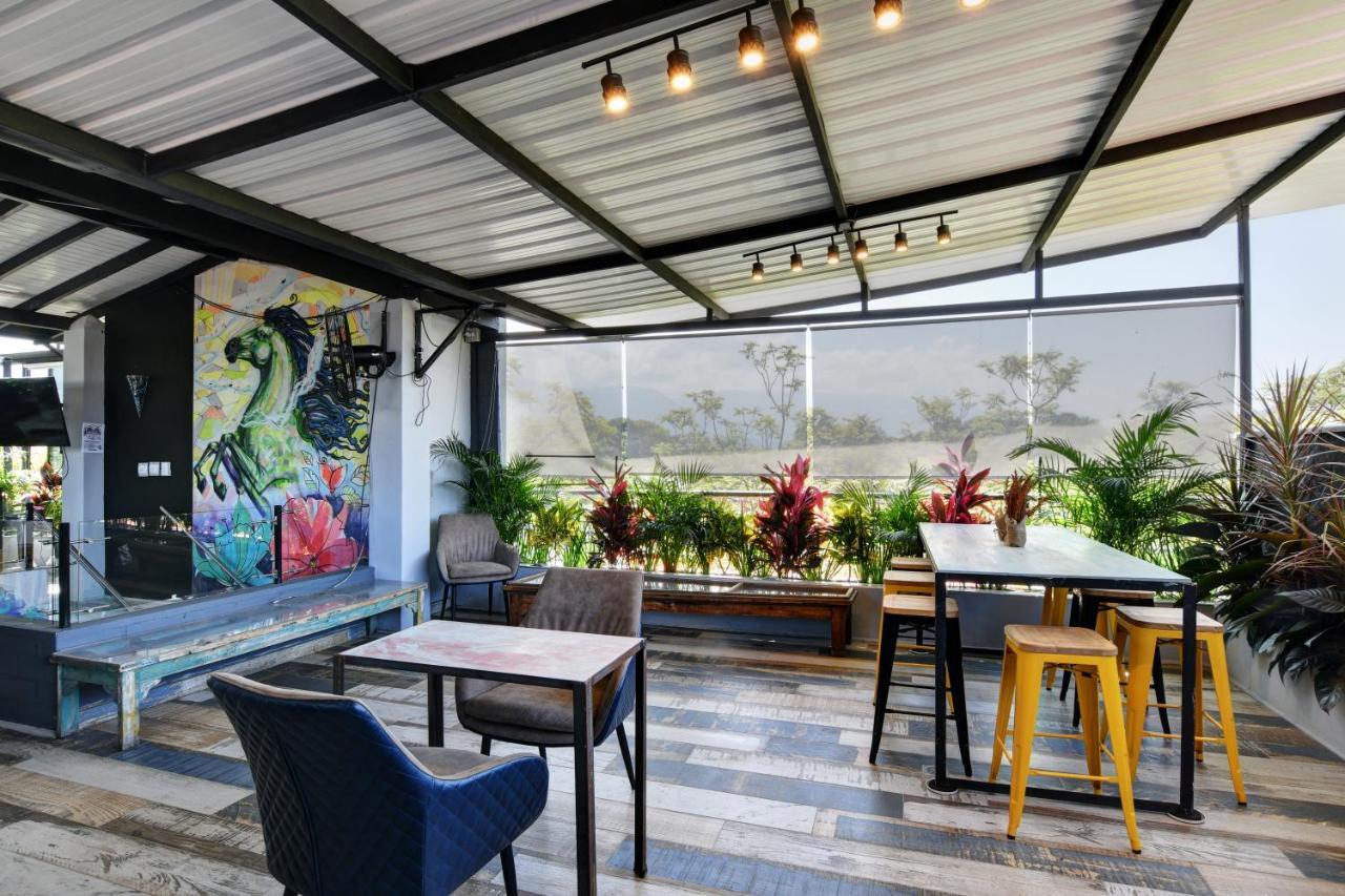 International House Co-Living Hostel Меделин Екстериор снимка